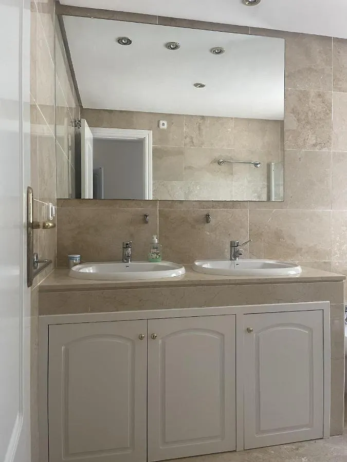 Stunning 2-Bed Apartment In Marina De Le Duquesa Manilva